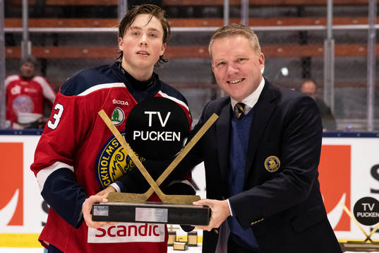 Stockholm Nords Edgar Svennberg Berger med pokalen