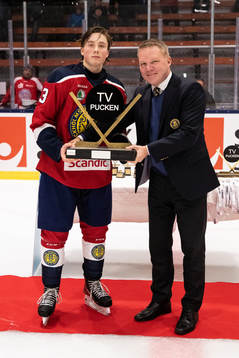 Stockholm Nords Edgar Svennberg Berger med pokalen
