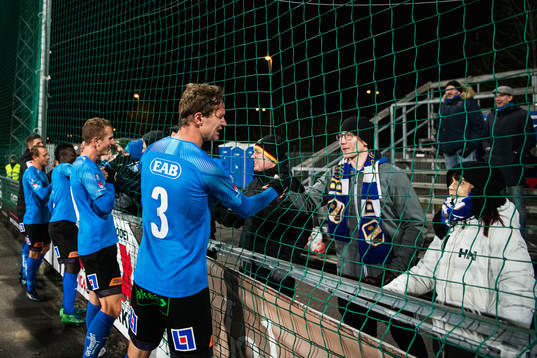 Halmstads spelare tackar supportrar