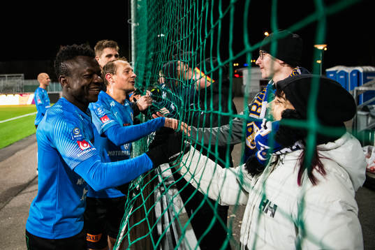 Halmstads Thomas Boakye och Joel Allansson  tackar