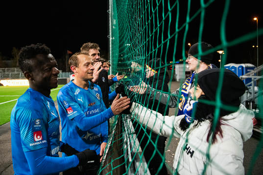Halmstads Thomas Boakye och Joel Allansson  tackar
