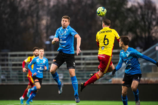 Halmstads Mikael Boman och Syrianskas Noi Olafsson i en