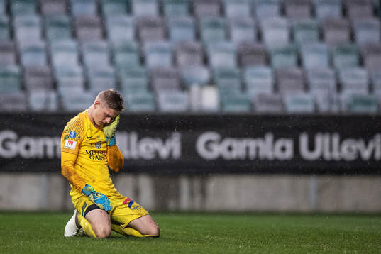 Trelleborgs målvakt Philip Mårtensson har ont