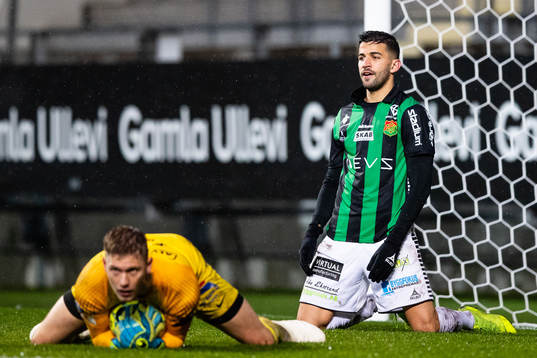 Trelleborgs målvakt Philip Mårtensson och deppande GAIS