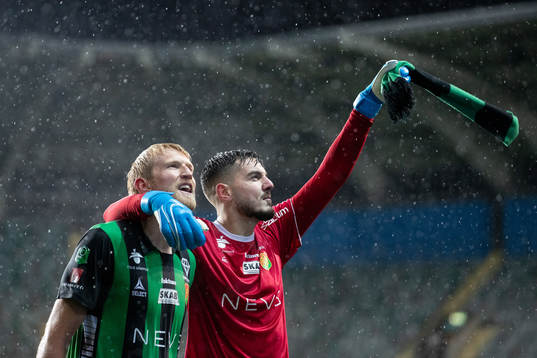 GAIS Carl Elfgren Nyström och målvakt Marko Johansson