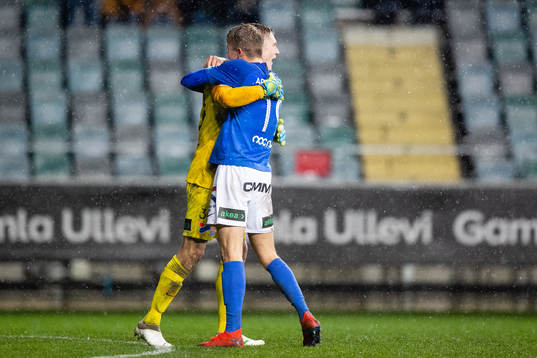 Trelleborgs Niklas Bröndsted Vesterlund jublar ihop med