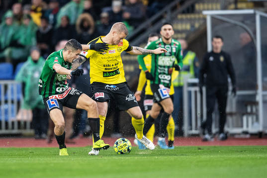 Varbergs Astrit Seljmani och Mjällbys David Löfquist