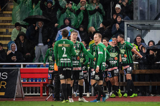 Varbergs Astrit Seljmani jublar med Jonas Hellgren