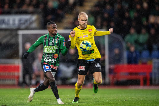 Varbergs Nahom Girmai Netabay och Mjällbys Viktor Gustafson