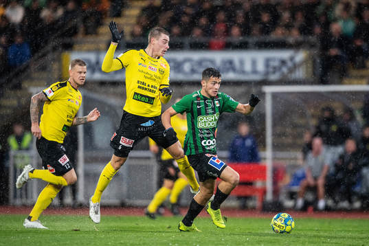 Varbergs Astrit Seljmani och Mjällbys Jesper Löfgren