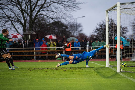 Varbergs Astrit Seljmani gör 1-1 bakom Mjällbys målvakt