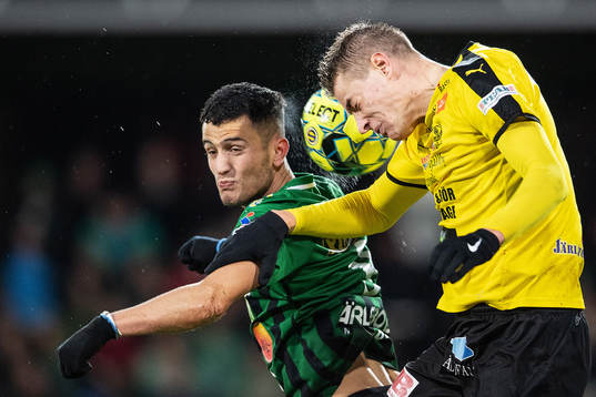 Mjällbys Jesper Löfgren och Varbergs Astrit Seljmani