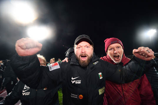 Varbergs tränare Joakim Persson jublar