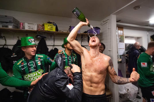 Varbergs Jesper Modig jublar i omklädningsrummet