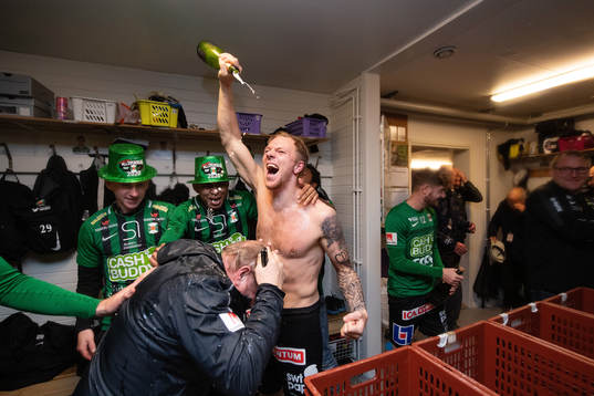 Varbergs Jesper Modig jublar i omklädningsrummet