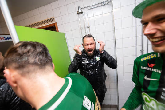 Varbergs tränare Joakim Persson i duschen