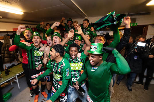 Varbergs spelare jublar i omklädningsrummet