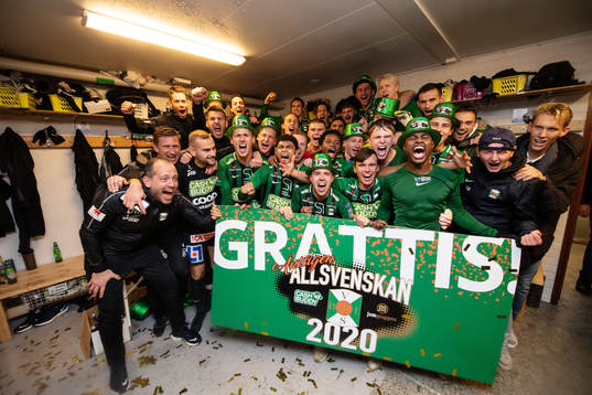 Varbergs spelare jublar i omklädningsrummet