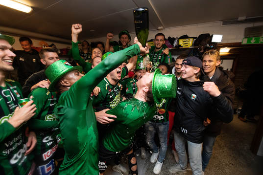 Varbergs Anton Liljenbäck jublar i omklädningsrummet
