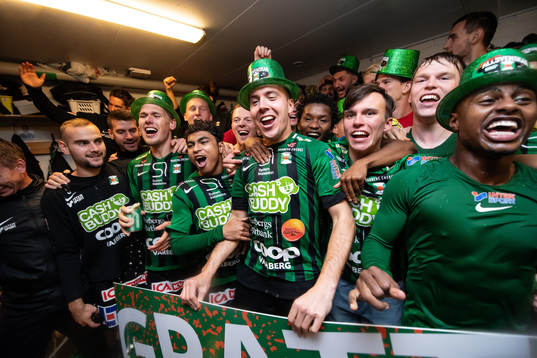 Varbergs Sebastian Möller jublar med lagkamrater i
