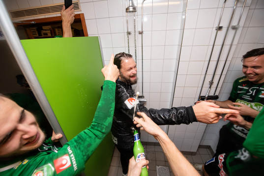 Varbergs tränare Joakim Persson jublar i omklädningsrummet