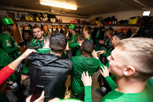 Varbergs spelare jublar i omklädningsrummet