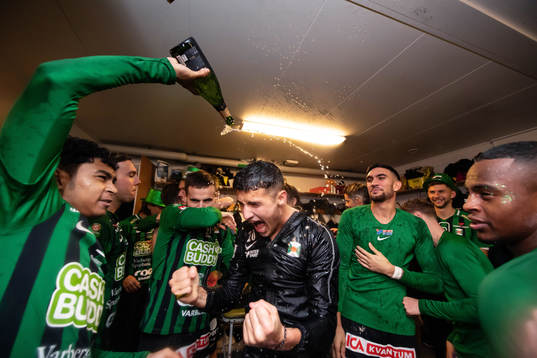 Varbergs Keanin Ayer Boya och Douglas Karlberg  jublar i
