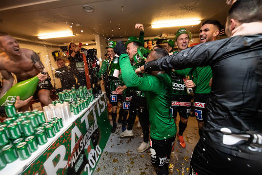 Varbergs spelare jublar i omklädningsrummet