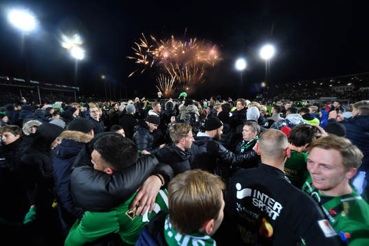 Varbergs supportrar stormar planen