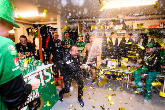 Varbergs assisterande tränare Daniel Milovanovic jublar