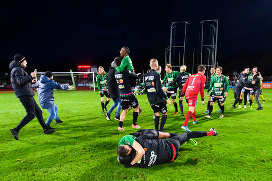 Varbergs spelare jublar på slutsignal