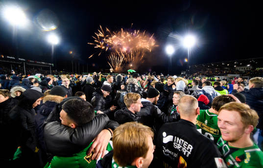 Varbergs spelare och supportrar jublar