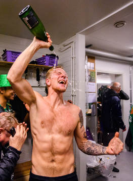 Varbergs Jesper Modig jublar med champagne