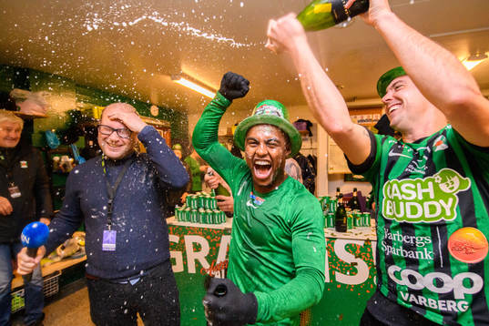 Hallands Nyheters reporter Simon Carlsson sprutas ner med