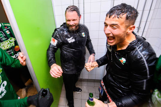 Varbergs tränare Joakim Persson och Astrit Seljmani jublar