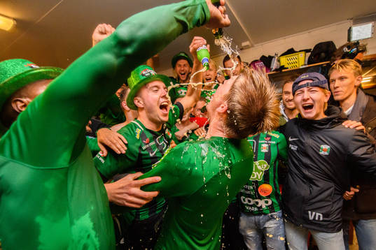 Varbergs Sebastian Möller och Anton Liljenbäck jublar i