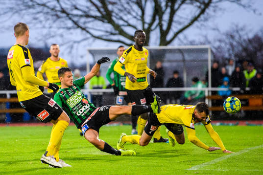 Varbergs Astrit Seljmani och Mjällbys Adi Terzic