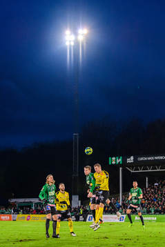 Varbergs Anton Liljenbäck i en nickduell med Mjällbys