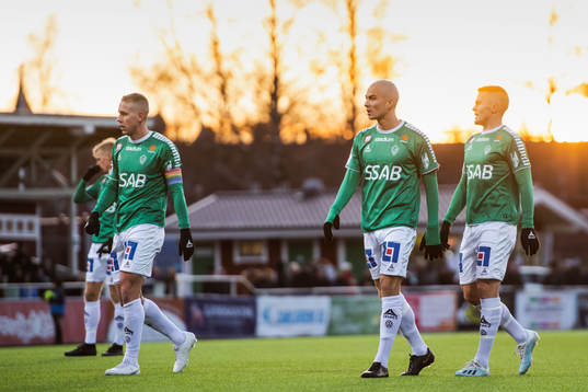 Brages Carlos Garcia Ambrosiani deppar med lagkamrater