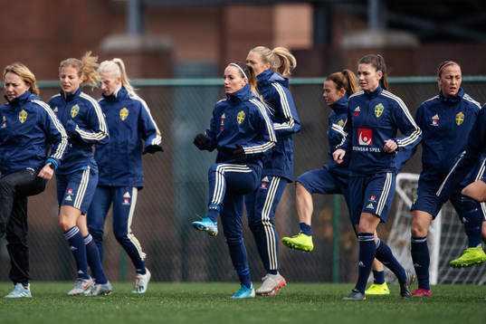 Kosovare Asllani and Pauline Hammarlund of the Swedish
