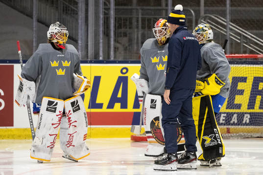 Minatsu Murase, Sara Grahn, Goalie Coach Ola Kahem and