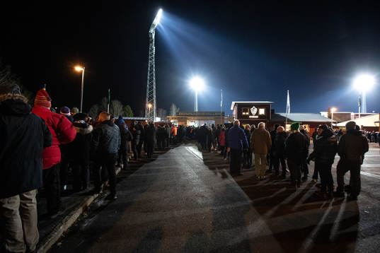 Långa köer in till Domnarsvallen innan fotbollsmatchen i