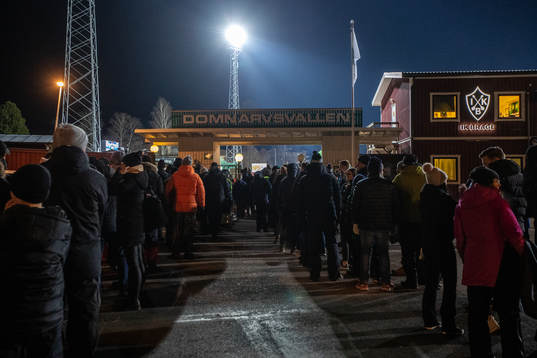 Långa köer in till Domnarsvallen innan fotbollsmatchen i