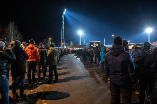 Långa köer in till Domnarsvallen innan fotbollsmatchen i