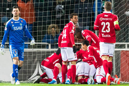 Brages målvakt Peter Rosendal deppar medan Kalmars Geir