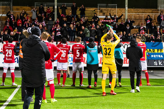 Kalmars spelare jublar med supportrar