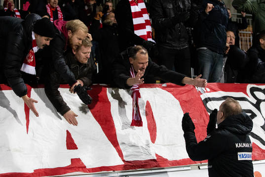 Kalmars fansen jublar med Kalmars tränare Jens Nilsson