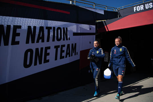 Kosovare Asllani and Hanna Glas of the Swedish women’s