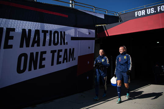 Kosovare Asllani and Hanna Glas of the Swedish women’s