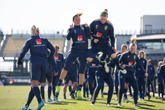 Jessica Samuelsson and Hedvig Lindahl of the Swedish